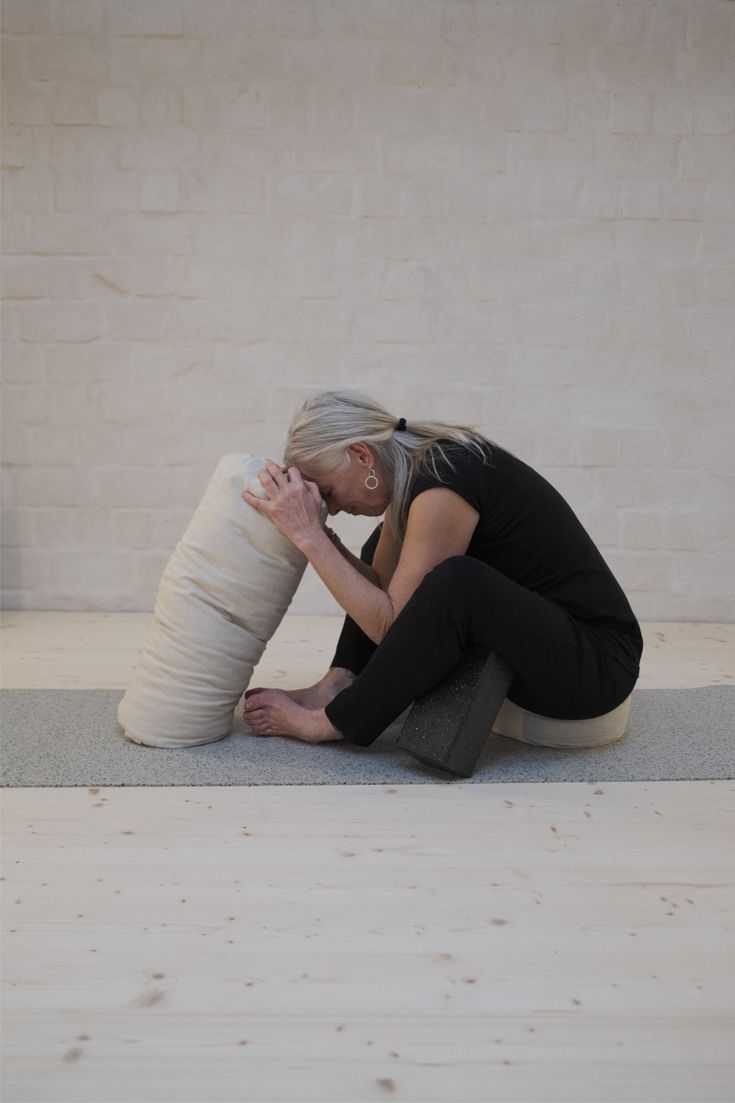 Baddha Konasana con flexión anterior y soporte 